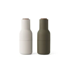 4415459_BottleGrinder_HuntingGreen-Beige-Wallnut_FrontSMv.jpgv1676540470 Audo Copenhagen Bottle Grinder peper- en zoutmolen Hunting Green Beige walnut