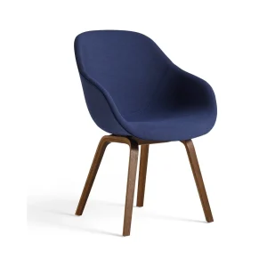 9437311301910_AAC123Remix773_wblacquerwalnutbase.jpgv1634052508 HAY About a Chair AAC 123 eetkamerstoel walnoot gestoffeerd Remix 773 donkerblauw