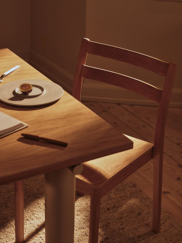 FermLiving_SS26_BodaDiningChair_1104272938_AturaDiningTable_1104273614_1104273613_SeifaRug_1104272842_878b1a05-fdfb-4808-bb4c-7af2ffc4b2ea.jpgv1790077070 Ferm Living Atura eettafel 160x90 cm Natural Oak/Light Cashmere