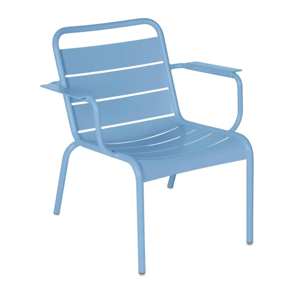 LUXEMBOURG_FAUTEUIL_LOUNGE_BLEU_MAYA_SKU_4212E1.jpgv1776445465 Fermob Luxembourg loungestoel met arm Maya blue