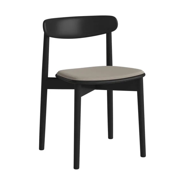 MergeUpholsteredDiningChair_SoilSand_BlacklacqueredoakSolid02-119-05_00182_angleSM.jpgv1770797954 Bolia Merge eetkamerstoel Soil Sand zwart gelakt eiken
